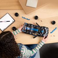 LEGO® Tech 42176 Dirkalni avtomobil Porsche GT4 e-Performance (2)